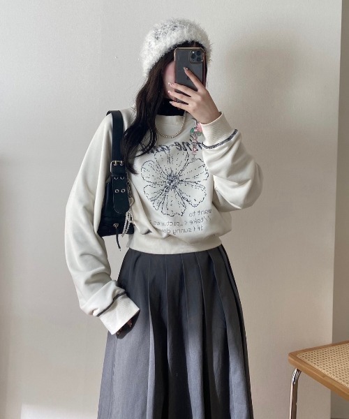 nemne store（ネンネストア）の「【Seoup】裏毛アスキーアートフラワースウェット（スウェット・レディース・アイボリー/ネイビー・SMALL/MEDIUM）」の2枚目の写真