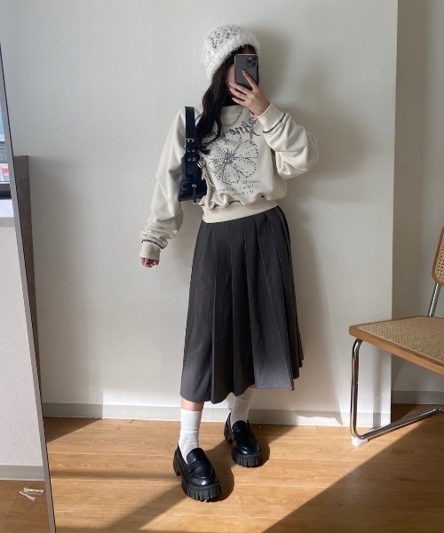 nemne store（ネンネストア）の「【Seoup】裏毛アスキーアートフラワースウェット（スウェット・レディース・アイボリー/ネイビー・SMALL/MEDIUM）」の9枚目の写真