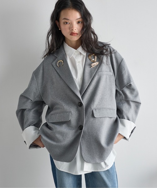 THE YOn（ザヨン）の「タックカーブスリーブテーラードジャケット