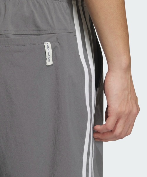 adidas（アディダス）の「エッセンシャルズ プラス ルーズフィット スリーストライプス ウーブンショーツ / アディダス adidas（その他パンツ・メンズ・ライトブラウン/グレー/ブラック・XX-LARGE/X-LARGE/LARGE/MEDIUM/SMALL/3XL）」の10枚目の写真