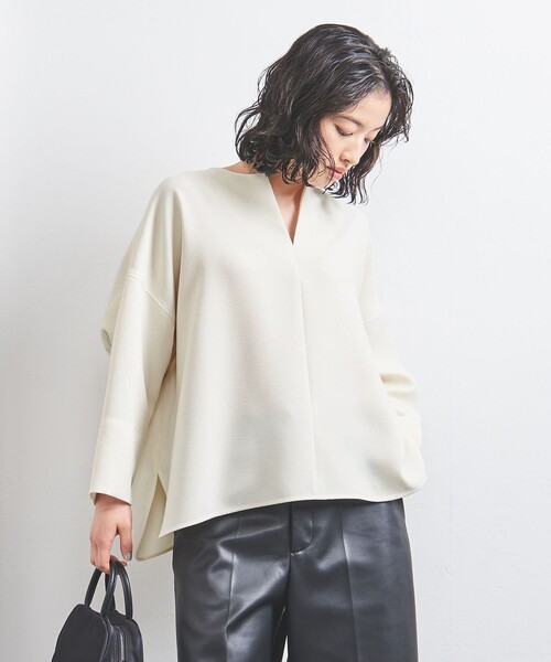 UNITED ARROWS（ユナイテッドアローズ）の「COMFY スリットノーカラー プルオーバー -吸水速乾 UVカット ウォッシャブル-（シャツ/ブラウス・レディース・オフホワイト/ブラック/ワインレッド・36/38）」の2枚目の写真