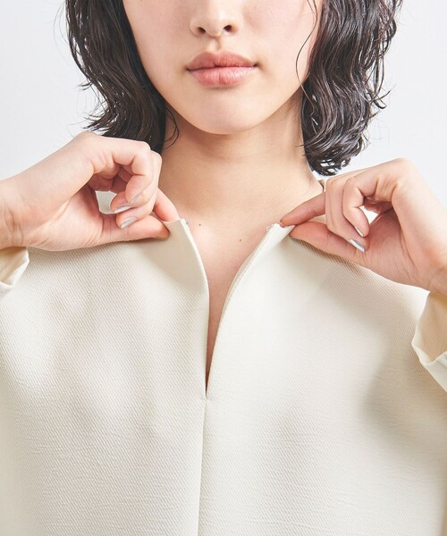 UNITED ARROWS（ユナイテッドアローズ）の「COMFY スリットノーカラー プルオーバー -吸水速乾 UVカット ウォッシャブル-（シャツ/ブラウス・レディース・オフホワイト/ブラック/ワインレッド・36/38）」の19枚目の写真