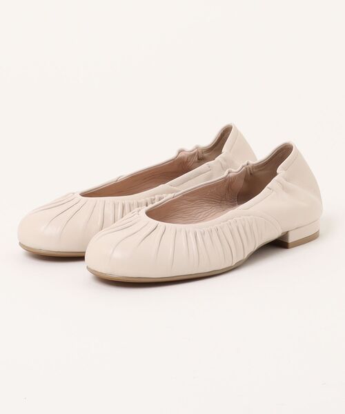 LANVIN en Bleu(ランバンオンブルー)の「シャーリングバレエシューズ(パンプス・レディース・ライトベージュ/ブラック/シルバー・24.0cm/23.5cm/23.0cm/22.5cm/24.5cm/22.0cm)」の1枚目の写真