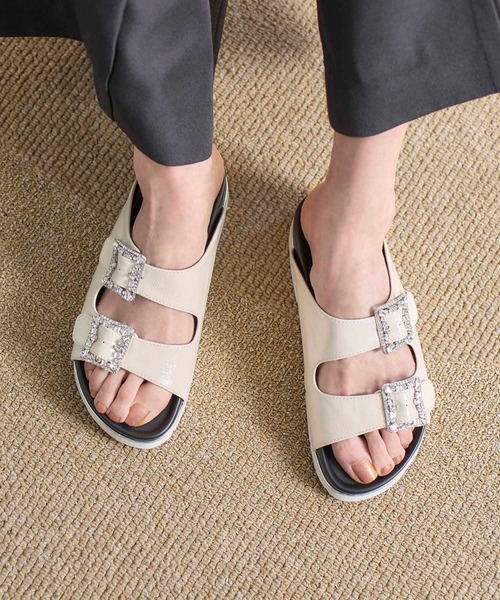 carino(カリーノ)の「厚底ビジューバックルサンダル(サンダル・レディース・シルバー/ブラック/アイボリー・S/M/L/LL)」の2枚目の写真