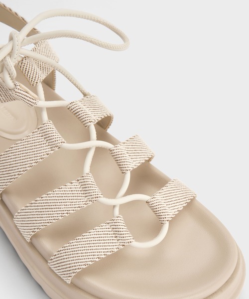 CHARLES & KEITH（チャールズ & キース）の「グラディエーター レースアップフラットフォームサンダル（サンダル・レディース・ブラック/ベージュ・22.5cm/23cm/23.5cm/24.5cm/25cm/25.5cm/26.5cm）」の10枚目の写真