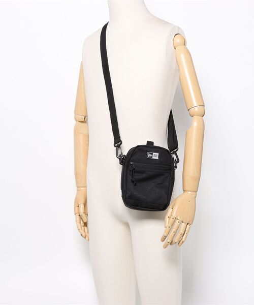 NEW ERA(ニューエラ)の「【NEW ERA/ニューエラ】SHOULDER POUCH(ショルダーバッグ・メンズ・ブラック/ブラック×ホワイト/サンドベージュ・FREE)」の6枚目の写真
