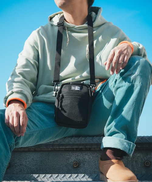 NEW ERA(ニューエラ)の「【NEW ERA/ニューエラ】SHOULDER POUCH(ショルダーバッグ・メンズ・ブラック/ブラック×ホワイト/サンドベージュ・FREE)」の2枚目の写真