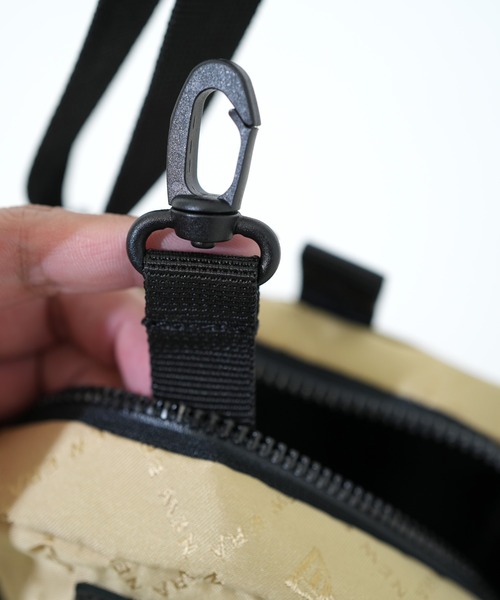 NEW ERA(ニューエラ)の「【NEW ERA/ニューエラ】SHOULDER POUCH(ショルダーバッグ・メンズ・ブラック/ブラック×ホワイト/サンドベージュ・FREE)」の15枚目の写真