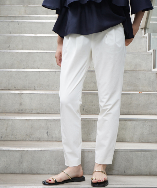 qualite（カリテ）の「【細見え×ウエストカバー】2WAYストレッチタックパンツ/オフィスカジュアル/夏服（スラックス・レディース・グレイッシュベージュ/オフホワイト/ピンク/ブラック/ネイビー・36/34/38/40）」の2枚目の写真