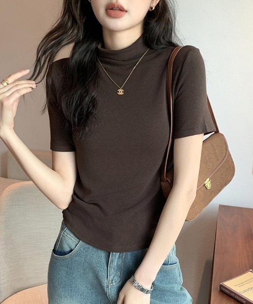 maison de LATIR(メゾンドラティール)の「きれいめ半袖プチハイネックだからUV対策にも◎人気トップス(Tシャツ/カットソー・レディース・ブラック/アイボリー/ライトブラウン/ホワイト/ブラウン・ONESIZE)」の4枚目の写真
