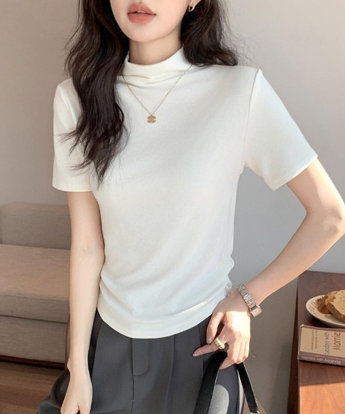 maison de LATIR(メゾンドラティール)の「きれいめ半袖プチハイネックだからUV対策にも◎人気トップス(Tシャツ/カットソー・レディース・ブラック/アイボリー/ライトブラウン/ホワイト/ブラウン・ONESIZE)」の2枚目の写真
