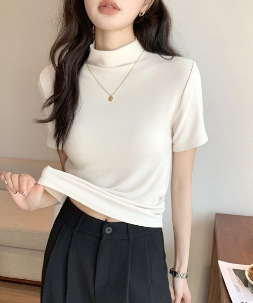 maison de LATIR(メゾンドラティール)の「きれいめ半袖プチハイネックだからUV対策にも◎人気トップス(Tシャツ/カットソー・レディース・ブラック/アイボリー/ライトブラウン/ホワイト/ブラウン・ONESIZE)」の1枚目の写真