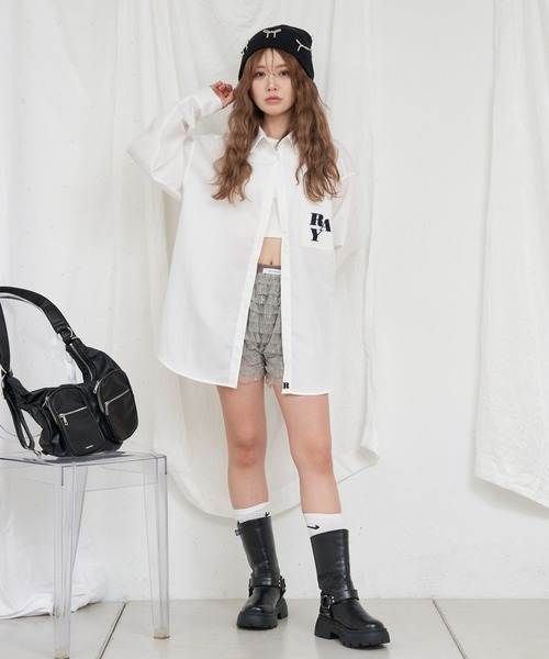 RAY CASSIN（レイカズン）の「オーバーサイズ胸刺繍ルーズシャツ（シャツ/ブラウス・レディース・ブルー/ホワイト/ピンク・FREE）」の2枚目の写真