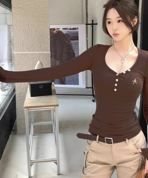 VIBGYOR（ヴィブジョー）の「【EIZZ/アイズ】Uネック リブ ロンT（Tシャツ/カットソー・レディース・ブラウン/グレー・FREE）」の5枚目の写真