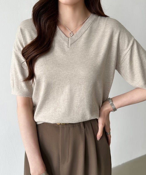 COCOMOMO（ココモモ）の「【8色展開】 Vネックニット 半袖 きれいめ コンパクト ニットソー（ニット/セーター・レディース・ライトブルー/ブラック/ピンク/グリーン/ホワイト/ライトブラウン/イエロー系/ベージュ・FREE）」の10枚目の写真
