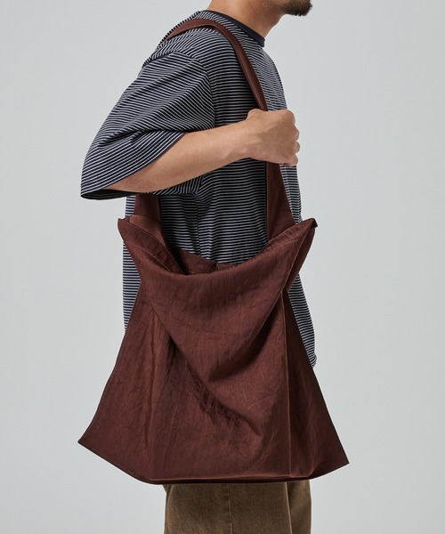 ITTI(イッチ)の「【ITTI】MARY INSIDE OUT TOTE - L / CERATO BRIGHT(ショルダーバッグ・メンズ・ブラック/ブラウン・FREE)」の2枚目の写真