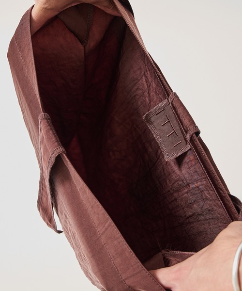 ITTI(イッチ)の「【ITTI】MARY INSIDE OUT TOTE - L / CERATO BRIGHT(ショルダーバッグ・メンズ・ブラック/ブラウン・FREE)」の9枚目の写真
