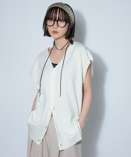 PAGEBOY(ページボーイ)の「Vネックニットベスト(カーディガン/ボレロ・レディース・ブラック/オフホワイト/ブルー系その他・FREE)」の1枚目の写真