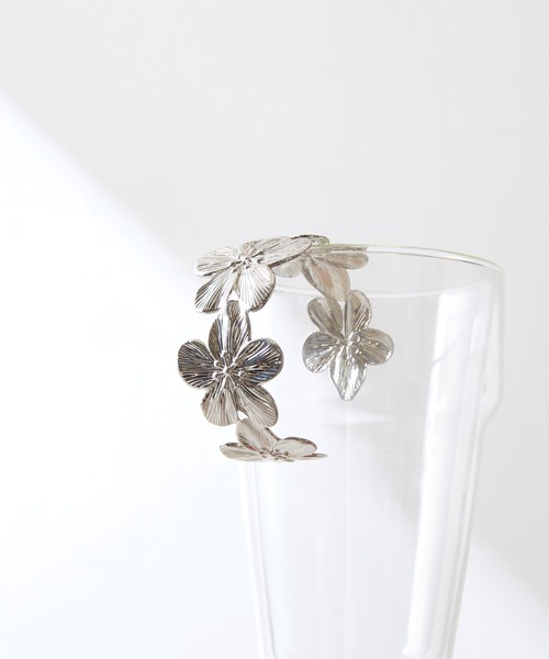 PAPILLONNER(パピヨネ)の「フラワーバングル(バングル/リストバンド・レディース・シルバー・FREE)」の1枚目の写真