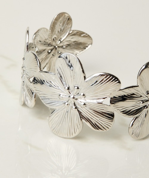 PAPILLONNER(パピヨネ)の「フラワーバングル(バングル/リストバンド・レディース・シルバー・FREE)」の2枚目の写真