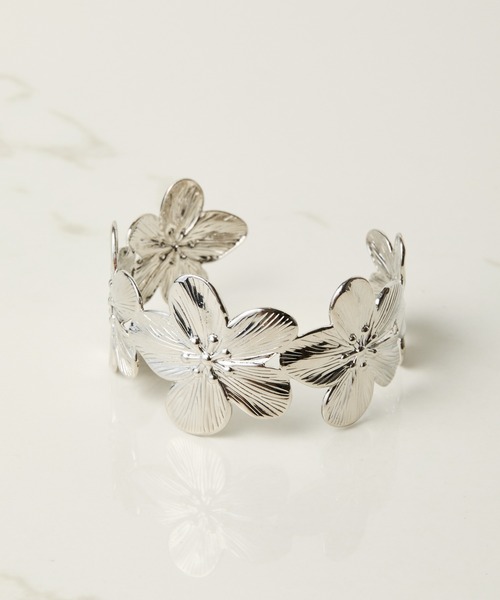 PAPILLONNER(パピヨネ)の「フラワーバングル(バングル/リストバンド・レディース・シルバー・FREE)」の4枚目の写真