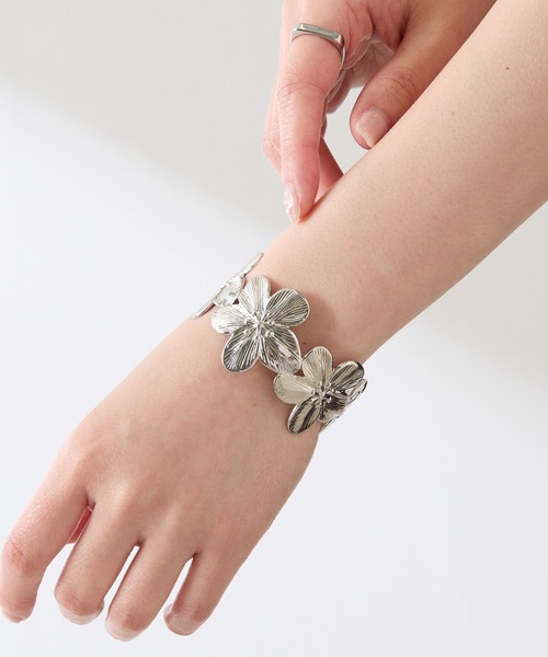 PAPILLONNER(パピヨネ)の「フラワーバングル(バングル/リストバンド・レディース・シルバー・FREE)」の5枚目の写真