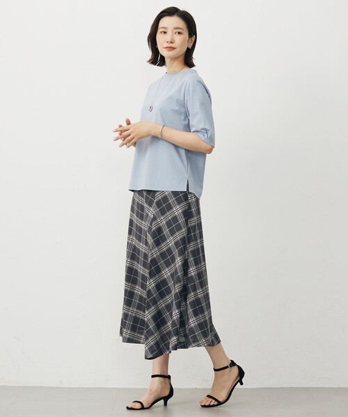 J.PRESS Ladies（J.プレス レディス）の「【洗える・抗菌防臭・接触冷感・吸水速乾】ドライポンチ モックネック カットソー（Tシャツ/カットソー・レディース・グレー系/ブラック系/サックスブルー系/ベージュ系・SMALL）」の11枚目の写真