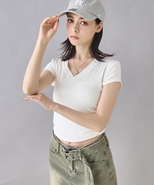 ANAP(アナップ)の「裾ギャザー Vネック Tシャツ(Tシャツ/カットソー・レディース・カーキ/ホワイト/ブラック・FREE)」の22枚目の写真
