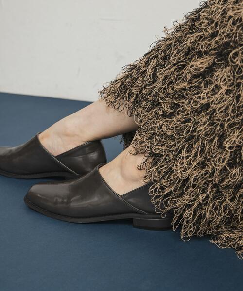 KBF（ケイビーエフ）の「センターステッチスクエアトゥスライドシューズ（その他シューズ・レディース・ブラック/チャコールグレー・38/36/37）」の4枚目の写真