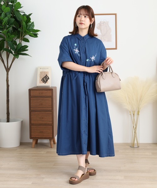 Emago(イマゴ)の「EMAGO 配色ステッチ花刺繍ワンピース(ワンピース・レディース・ネイビー/ホワイト/チャコールグレー・FREE)」の1枚目の写真
