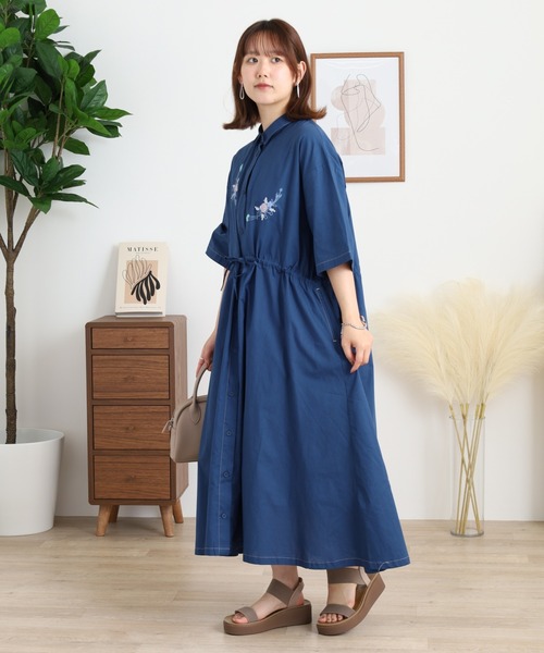 Emago(イマゴ)の「EMAGO 配色ステッチ花刺繍ワンピース(ワンピース・レディース・ネイビー/ホワイト/チャコールグレー・FREE)」の21枚目の写真