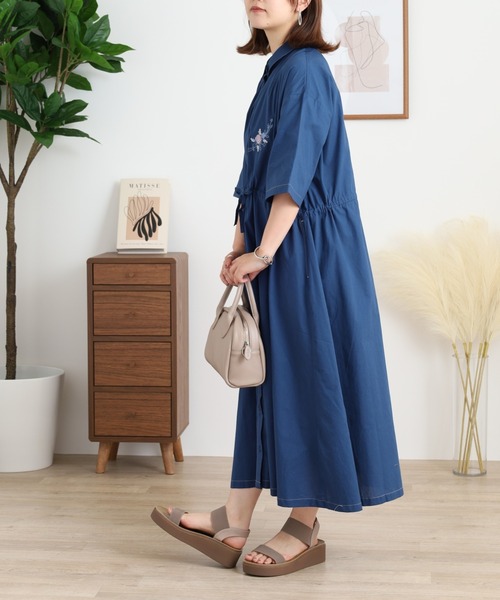 Emago(イマゴ)の「EMAGO 配色ステッチ花刺繍ワンピース(ワンピース・レディース・ネイビー/ホワイト/チャコールグレー・FREE)」の22枚目の写真