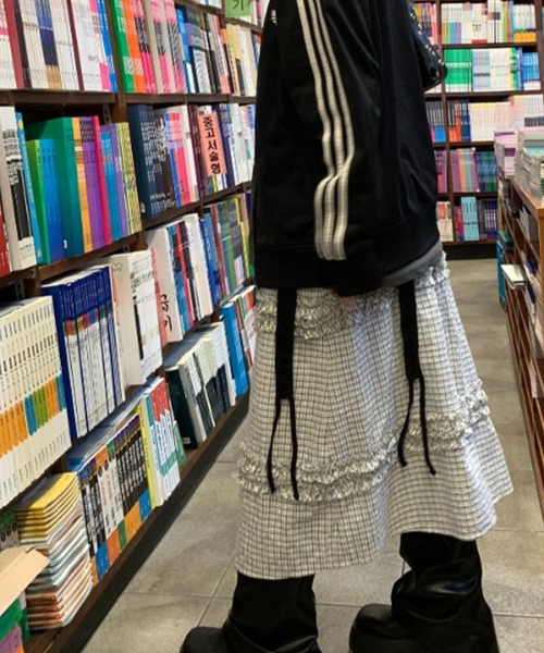 LYEON(リヨン)の「フリルチェックスカート(スカート・レディース・オフホワイト/ブラック・FREE)」の12枚目の写真