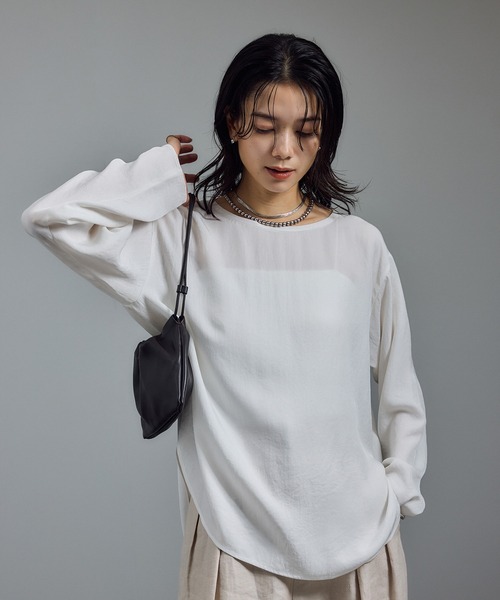 SALON adam et rope'（サロン アダム エ ロペ）の「【WEB限定】アセテートツイルロングスリーブTブラウス（シャツ/ブラウス・レディース・ブラック/ホワイト/ベージュ系その他・FREE）」の2枚目の写真