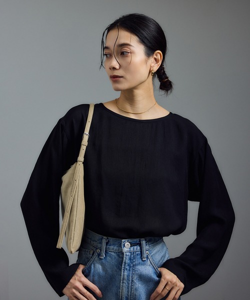 SALON adam et rope'（サロン アダム エ ロペ）の「【WEB限定】アセテートツイルロングスリーブTブラウス（シャツ/ブラウス・レディース・ブラック/ホワイト/ベージュ系その他・FREE）」の4枚目の写真
