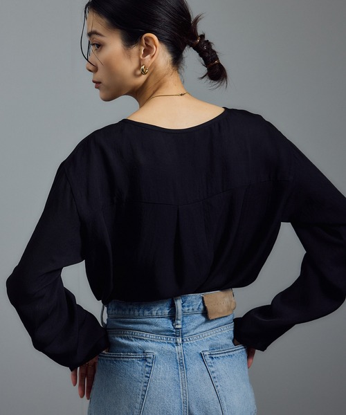 SALON adam et rope'（サロン アダム エ ロペ）の「【WEB限定】アセテートツイルロングスリーブTブラウス（シャツ/ブラウス・レディース・ブラック/ホワイト/ベージュ系その他・FREE）」の9枚目の写真