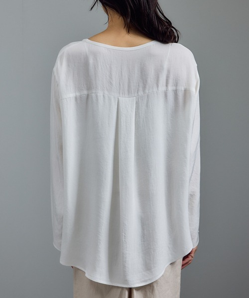 SALON adam et rope'（サロン アダム エ ロペ）の「【WEB限定】アセテートツイルロングスリーブTブラウス（シャツ/ブラウス・レディース・ブラック/ホワイト/ベージュ系その他・FREE）」の18枚目の写真