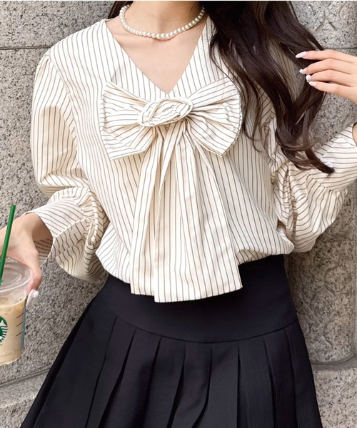Mejoul（メジュール）の「ローズモチーフ付 ストライプビッグリボンパフスリーブブラウス（シャツ/ブラウス・レディース・ブラウン/アイボリー・M/L）」の6枚目の写真