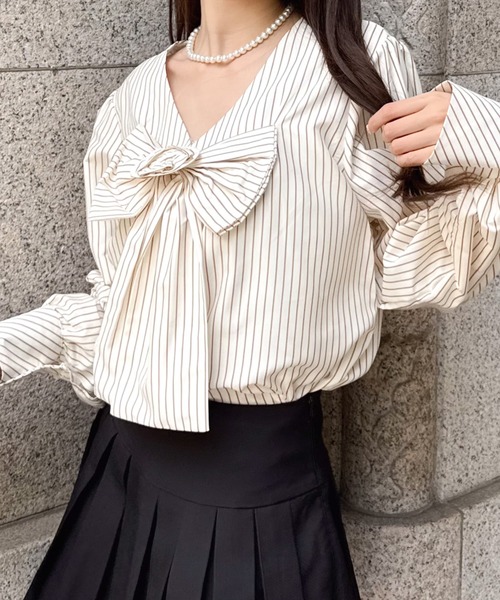 Mejoul（メジュール）の「ローズモチーフ付 ストライプビッグリボンパフスリーブブラウス（シャツ/ブラウス・レディース・ブラウン/アイボリー・M/L）」の10枚目の写真