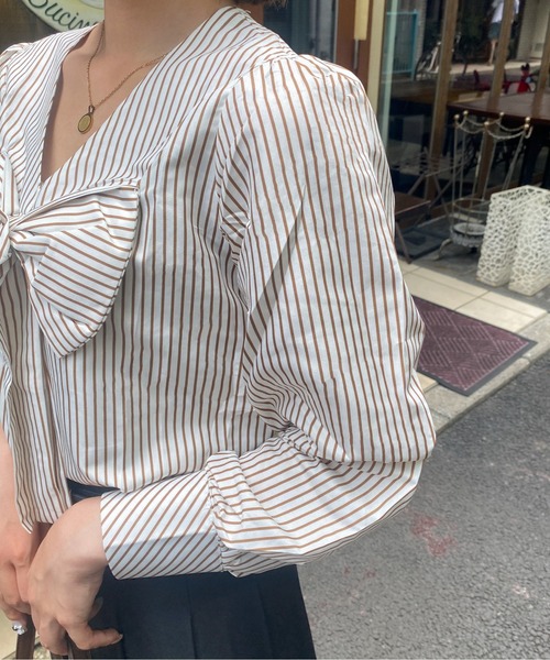 Mejoul（メジュール）の「ローズモチーフ付 ストライプビッグリボンパフスリーブブラウス（シャツ/ブラウス・レディース・ブラウン/アイボリー・M/L）」の14枚目の写真
