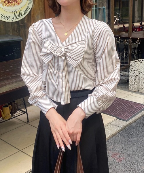 Mejoul（メジュール）の「ローズモチーフ付 ストライプビッグリボンパフスリーブブラウス（シャツ/ブラウス・レディース・ブラウン/アイボリー・M/L）」の22枚目の写真