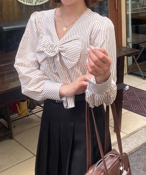 Mejoul（メジュール）の「ローズモチーフ付 ストライプビッグリボンパフスリーブブラウス（シャツ/ブラウス・レディース・ブラウン/アイボリー・M/L）」の18枚目の写真