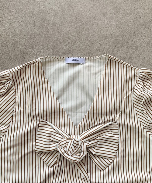 Mejoul（メジュール）の「ローズモチーフ付 ストライプビッグリボンパフスリーブブラウス（シャツ/ブラウス・レディース・ブラウン/アイボリー・M/L）」の19枚目の写真
