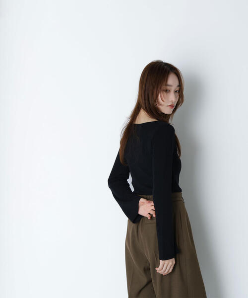 NATURAL BEAUTY BASIC（ナチュラルビューティーベーシック）の「◇ニュアンスネックフレアスリーブニット（ニット/セーター・レディース・グレー系その他/ブラック/レッド・FREE）」の6枚目の写真