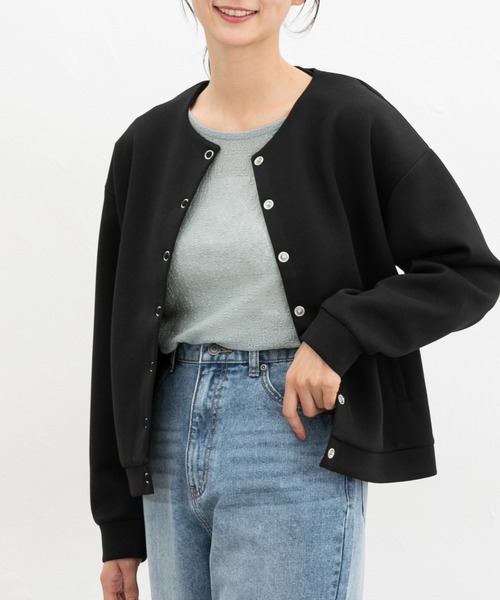 Honeys(ハニーズ)の「ドット釦クルーカーデ(カーディガン/ボレロ・レディース・グレイッシュベージュ/ブラック/ブルーグリーン/ネイビー/モカ・L/LL/M)」の1枚目の写真