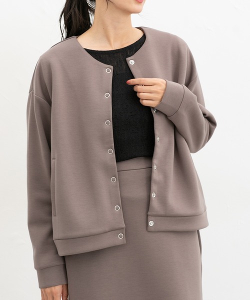 Honeys(ハニーズ)の「ドット釦クルーカーデ(カーディガン/ボレロ・レディース・グレイッシュベージュ/ブラック/ブルーグリーン/ネイビー/モカ・L/LL/M)」の3枚目の写真