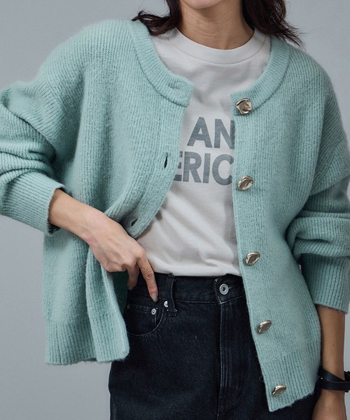 SALON adam et rope'（サロン アダム エ ロペ）の「【WEB限定】2WAYニュアンスメタルボタンシャギークルーカーディガン 2 / 新色追加（カーディガン/ボレロ・レディース・ブラック/ダークブラウン/グレー/サックスブルー・FREE）」の4枚目の写真