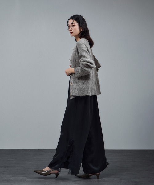 SALON adam et rope'（サロン アダム エ ロペ）の「【WEB限定】2WAYニュアンスメタルボタンシャギークルーカーディガン 2 / 新色追加（カーディガン/ボレロ・レディース・ブラック/ダークブラウン/グレー/サックスブルー・FREE）」の11枚目の写真