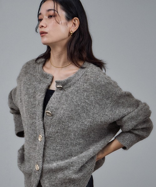 SALON adam et rope'（サロン アダム エ ロペ）の「【WEB限定】2WAYニュアンスメタルボタンシャギークルーカーディガン 2 / 新色追加（カーディガン/ボレロ・レディース・ブラック/ダークブラウン/グレー/サックスブルー・FREE）」の12枚目の写真