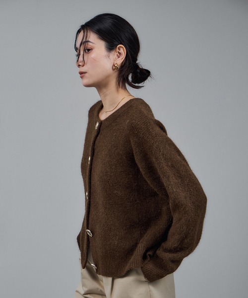 SALON adam et rope'（サロン アダム エ ロペ）の「【WEB限定】2WAYニュアンスメタルボタンシャギークルーカーディガン 2 / 新色追加（カーディガン/ボレロ・レディース・ブラック/ダークブラウン/グレー/サックスブルー・FREE）」の17枚目の写真